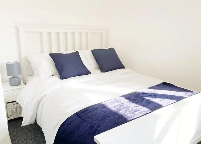 Bristol House Free Parking & Airport & M1 & Contractor