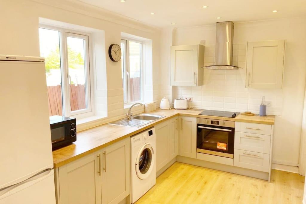 Bristol House Free Parking & Airport & M1 & Contractor * Luton (Bedfordshire)