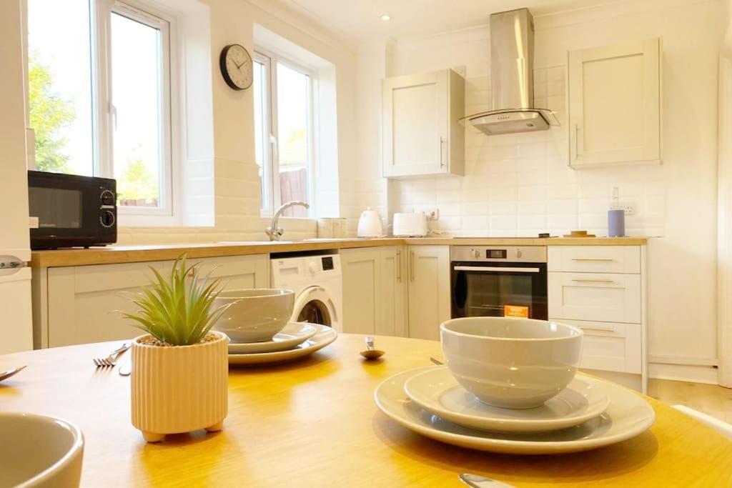 Bristol House Free Parking & Airport & M1 & Contractor Holiday home Luton (Bedfordshire)