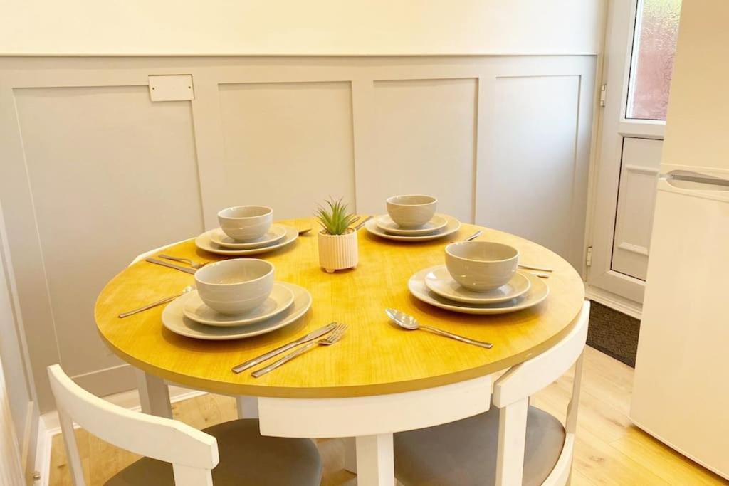 Bristol House Free Parking & Airport & M1 & Contractor Holiday home *