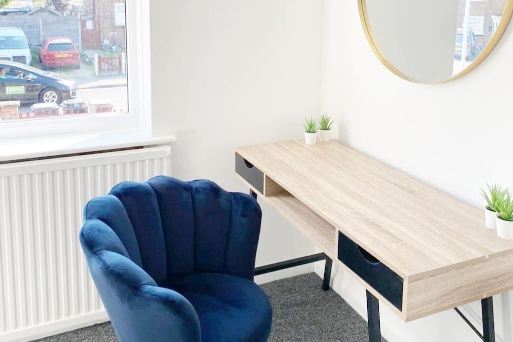 Bristol House Free Parking & Airport & M1 & Contractor
