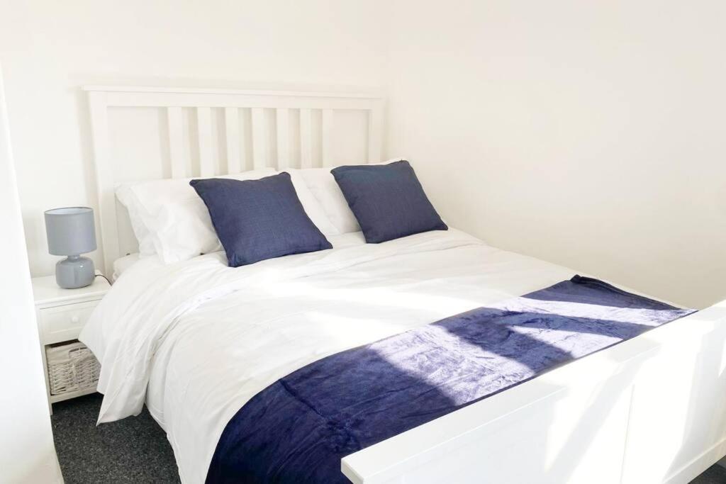 Bristol House Free Parking & Airport & M1 & Contractor Luton (Bedfordshire)