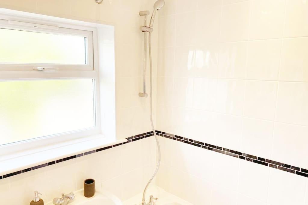 Bristol House Free Parking & Airport & M1 & Contractor Luton (Bedfordshire)